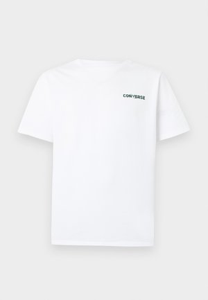 Biały bawełniany t-shirt z krótkim rękawem, z zielonym logo "CONVERSE" na lewym górnym rogu. Dekolt w serek i klasyczny, luźny krój.