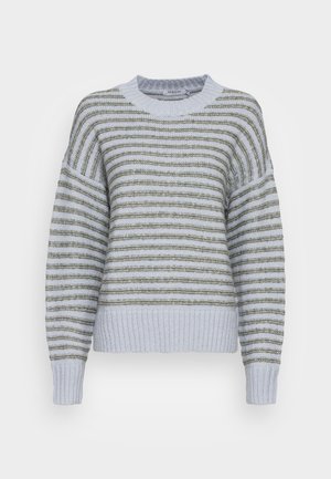 Pull en maille bleu clair avec des rayures horizontales vert olive, poignets, col et ceinture côtelés, présenté sur un fond blanc.