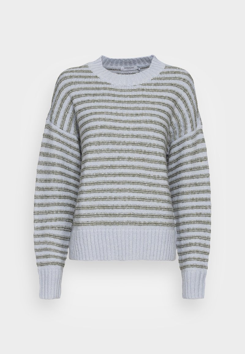 Pull en maille bleu clair avec des rayures horizontales vert olive, poignets, col et ceinture côtelés, présenté sur un fond blanc.