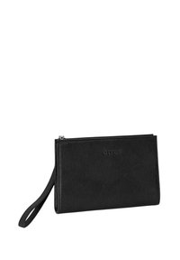 Zwarte leren clutch met een gestructureerde afwerking, ritssluiting en een polsband. Voorzien van een reliëflogo aan de voorkant. Rechthoekige vorm.
