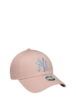 Helle rosa Baseballmütze aus einem Baumwollmischgewebe, mit einem blauen gestickten Logo auf der Vorderseite und einem gebogenen Schirm.