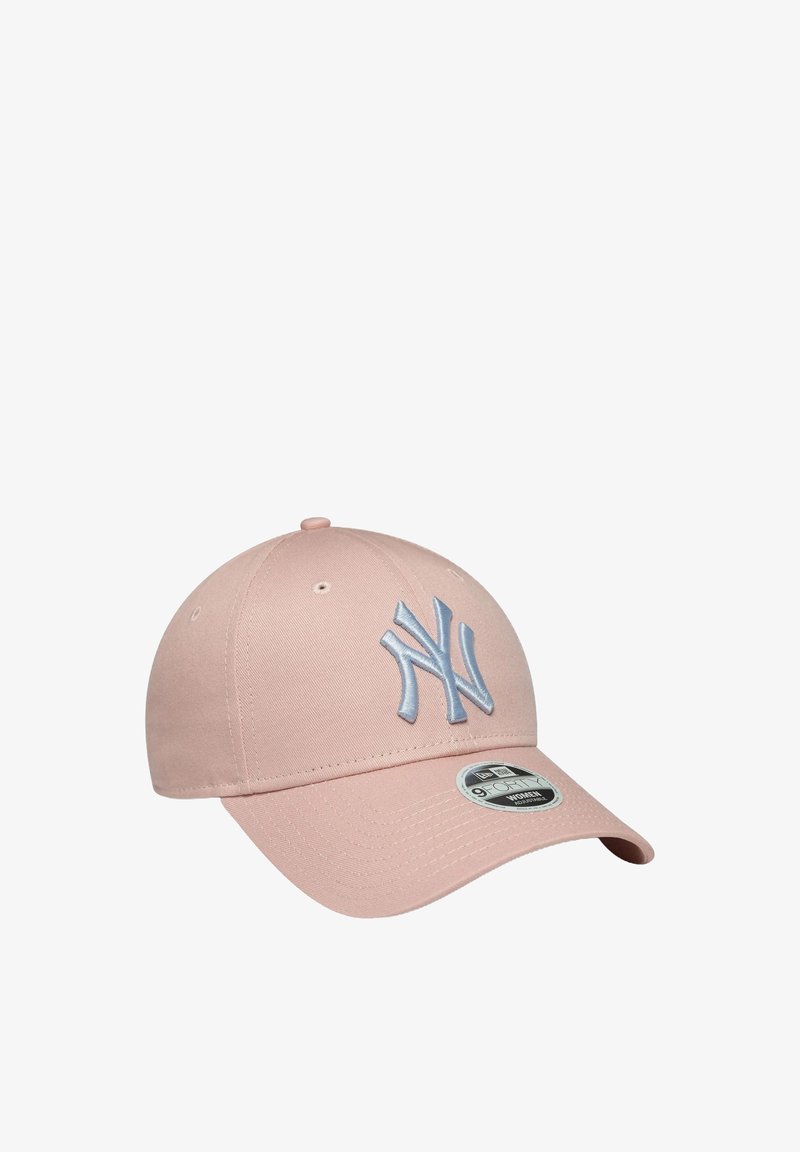 Cappellino da baseball rosa chiaro realizzato in cotone misto, con un logo ricamato blu sulla parte frontale e visiera curva.