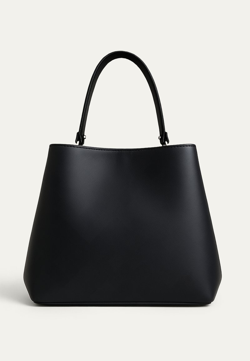 Μαύρη δερμάτινη τσάντα χειρός με στρογγυλεμένο σχήμα τραπεζοειδούς και ένα ενιαίο καμπυλωτό λουρί ώμου, εμφανίζεται σε απλό φωτεινό φόντο.