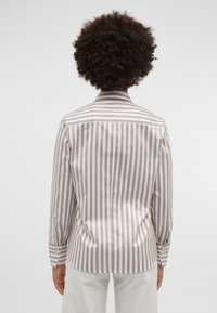 Randig skjorta i beige och vit bomull, långa ärmar och standardkrage, med rak fåll och knäppta manschetter.