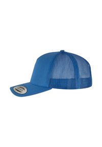 Blå baseballcap med en solid krone og netbag, der har en stiv skygge og et rundt mærke på fronten. Fremstillet af stof og mesh.