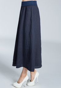 Marineblaues Maxikleid mit einem breiten elastischen Bund, aus einem strukturierten Stoff gefertigt, fließendes Design und einem Saum, der knapp über den Knöcheln endet.