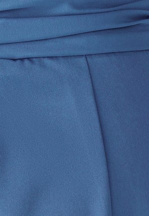 Blauwe stof met een gladde, satijnen textuur. Heeft een geplooid gedeelte en een vlak paneel. De kleur is uniform zonder patronen of accenten.