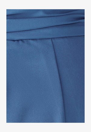 Blauwe stof met een gladde, satijnen textuur. Heeft een geplooid gedeelte en een vlak paneel. De kleur is uniform zonder patronen of accenten.