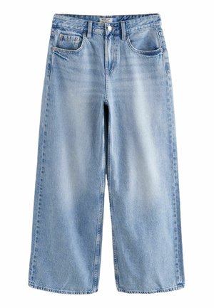 Hellblaue Jeans mit weitem Bein, vorderen Taschen, Gürtelschlaufen, Knopfverschluss und Denim-Textur, vor weißem Hintergrund dargestellt.
