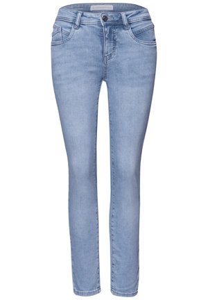 Hellblaue Slim-Fit-Denim-Jeans mit vorderer Knopf- und Reißverschluss, Front- und Gesäßtaschen sowie Gürtelschlaufen, flach auf weißem Hintergrund dargestellt.