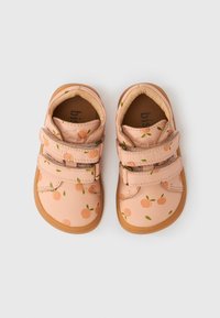 Ροζ παπουτσάκια για νήπια με μοτίβο πορτοκαλιού, κατασκευασμένα από μαλακό συνθετικό υλικό, με διπλές λουρίδες βέλκρο και υφή από καουτσούκ στην σόλα.
