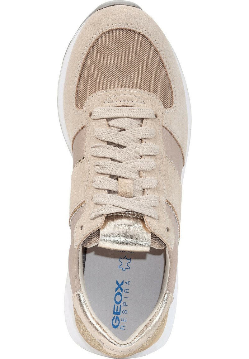 Bottines de sport beiges avec une tige en mesh et en suède, accents dorés sur la languette, lacets plats et semelle en caoutchouc blanche. Présente un design respirant.