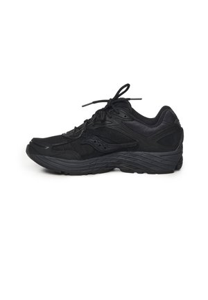 Scarpa da corsa completamente nera con tomaia in mesh e materiale sintetico, suola spessa imbottita e lacci annodati su sfondo bianco.