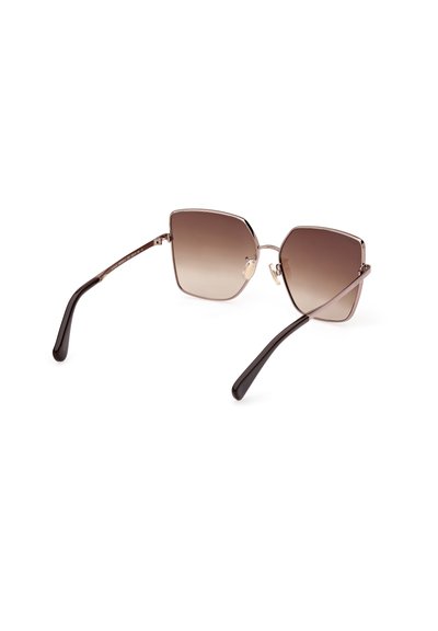Gafas de sol con degradado marrón, con un marco geométrico, acentos metálicos y patillas negras. Textura suave y forma angular.