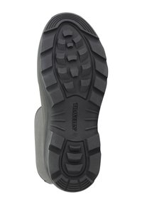 Semelle en caoutchouc noire avec un motif de relief robuste, comportant des indentations hexagonales et rectangulaires pour une meilleure adhérence. Marquée "42" et "TRAVELIN'".