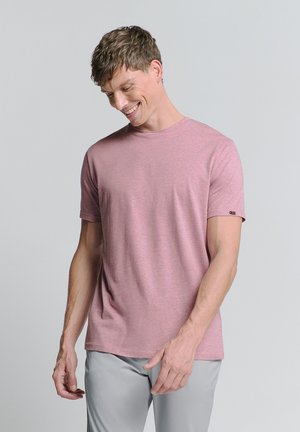 Lichtroze T-shirt met ronde hals, gemaakt van een zachte stof. Korte mouwen, ontspannen pasvorm, met een klein logo-accent op de linkermouw.
