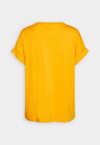 Gul T-shirt med korte ærmer og opstående manchetter, vist fladt mod en lys grå baggrund, bagfra.