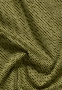 Tessuto in verde oliva con un piccolo motivo a pois blu scuro, spiegazzato per mostrare texture e profondità. Tessuto morbido e leggero.