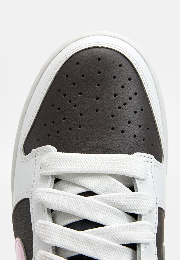 Sneaker mit einem Obermaterial aus braunem Leder, weißen Akzenten und einer strukturierten Zehenbox. Verfügt über Perforationen, weiße Schnürsenkel und einen gepolsterten Schaft.