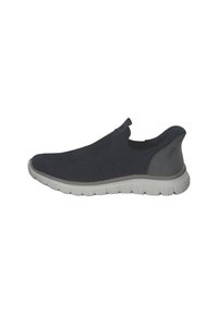 Zapato tipo slip-on con parte superior de malla en un oscuro tono marino, suela de goma flexible y sutiles acentos grises. Ligero y con un diseño aerodinámico.