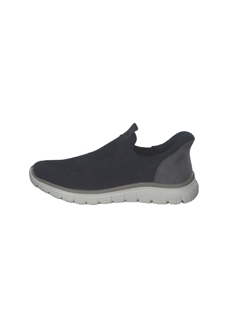 Zapato tipo slip-on con parte superior de malla en un oscuro tono marino, suela de goma flexible y sutiles acentos grises. Ligero y con un diseño aerodinámico.