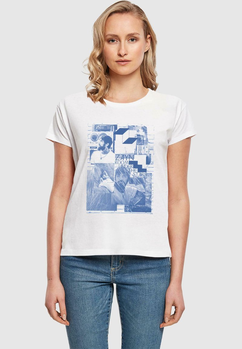 Hvid bomulds t-shirt med et blåt grafisk tryk, der inkluderer billeder og tekst, herunder ordet "ZAYN" og "VÆRELSE UNDER TRAPPEN."