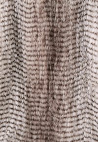 Lažna krzna tkanina u svijetlosmeđoj boji s tamnosmešastim prugastim uzorcima. Mekana tekstura s gustim, plišanim izgledom. Idealna za podstavu odjeće ili aksesoare.