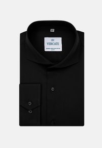 Zwart katoenen overhemd met een slim fit. Heeft een spread collar, een borstzakje aan de linkerkant en zwarte knopen. Merkenlabel zichtbaar aan de binnenkant van de kraag.