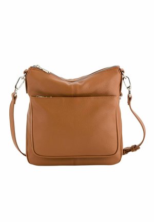 Brązowa skórzana torba na ramię z przednią kieszenią na zamek i regulowanym paskiem na białym tle.