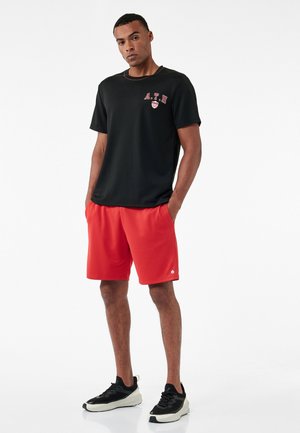 - T-shirt z nadrukiem