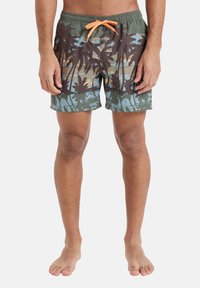 Shorts de bain avec un motif de palmiers multicolore en marron, vert et bleu. Dotés d'une taille élastique avec un cordon de serrage orange.