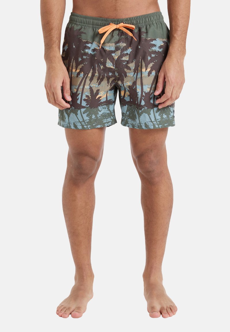 Shorts de bain avec un motif de palmiers multicolore en marron, vert et bleu. Dotés d'une taille élastique avec un cordon de serrage orange.