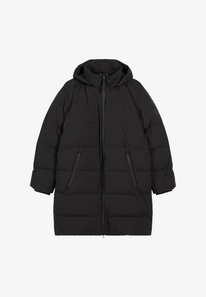Zwarte gewatteerde jas met een afneembare capuchon, ritssluiting aan de voorkant en twee ritszakken aan de zijkant. Glad textuur met een rechte snit.