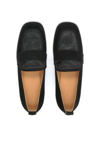 Mocassini neri in suede e pelle, con punta arrotondata liscia, suola piatta e pannello testurizzato sulla tomaia.
