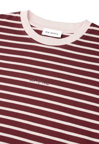 Bordo ir baltos dryžuotos trumpa rankovė t-shirt su apvaliu iškirpimu. Prie krūtinės srities yra siuvinėtas logotipas "OH APRIL". Minkšta medvilnės medžiaga.