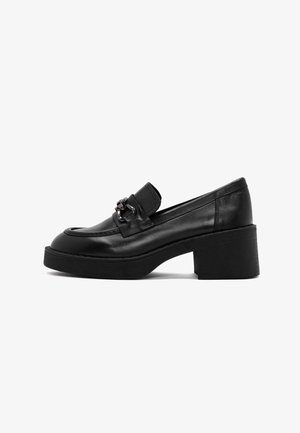 Zwarte leren lage hak loafer met een ronde neus, decoratieve band en metalen accent. Getextureerde outsole en naadloos ontwerp.