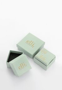 Mintgrønne pap gaveæsker med guld præget brandnavn "elli". Én æske er åben og afslører et sort indre. To yderligere æsker er stablet oven på hinanden.