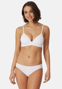 Biały biustonosz z regulowanymi ramiączkami, głębokim dekoltem i gładką fakturą, w parze z dopasowanymi białymi majtkami bikini. Prosty design i krój.