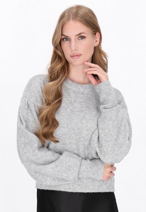 Grauer, kurz geschnittener Pullover mit strukturiertem Strick, rundem Ausschnitt und gerippten Bündchen. Die weiche Textur und die lockere Passform schaffen eine entspannte Silhouette.