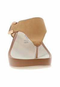 Sandal con tacco marrone, con tomaia morbida, aste per le dita e una fibbia decorativa. La soletta è imbottita e la suola è liscia.
