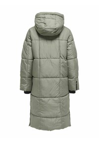 Abrigo largo acolchado con capucha, hecho de suave tela verde oliva. Presenta un diseño acolchado, puños elásticos y un bolsillo lateral con cremallera.