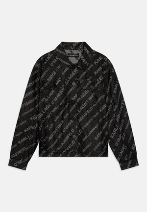 Zwarte jas met een overal herhalend tekstpatroon met de naam "KARL LAGERFELD." Hij heeft een knoopsluiting en twee borstzakken.