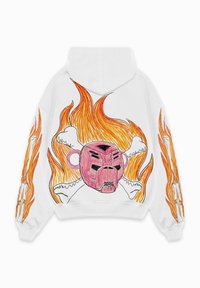 Witte hoodie met een groot roze schedelontwerp omringd door oranje vlammen, met botontwerpen op de mouwen.