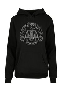 Svart huva sweatshirt med ett silvertryckt Hufflepuff-emblem med en grävling och texten "Engagemang, Tålamod, Lojalitet." Känguruficka.