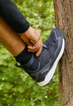 FREE - Outdoorschoenen - core black/grey six/carbon