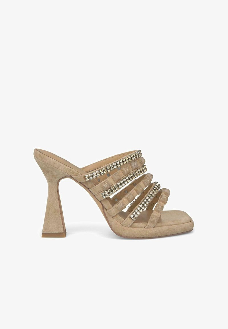 Beige hoge hakken muiltjes met een gestructureerde suède afwerking, met meerdere horizontale banden versierd met kleine rhinestones.