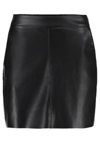 Svart skinnimitationkjol med rak skärning, slät textur och en enkel midjesöm utan utsmyckningar eller mönster.