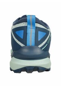 Zapatilla deportiva azul con una parte superior texturizada, detalles reflectantes y una suela acolchada. Forma de talón distintiva con un logo en el lateral.
