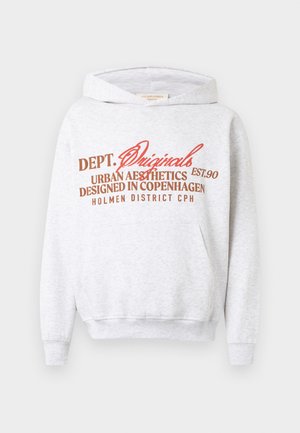 Hallitus hall, kus on kenguru tasku, millel on kontrastsete punaste ja pruunide tähtedega tekst: "DEPT. Originals EST.90 Urban Aesthetics Designed in Copenhagen."