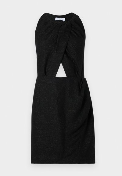 Vestido negro con escote retorcido, detalle en la cintura y tejido texturizado con sutil destello. Silueta sencilla y ajustada.